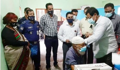 বাগেরহাটে বৃষ্টি উপেক্ষা করে চলছে টিকাদান